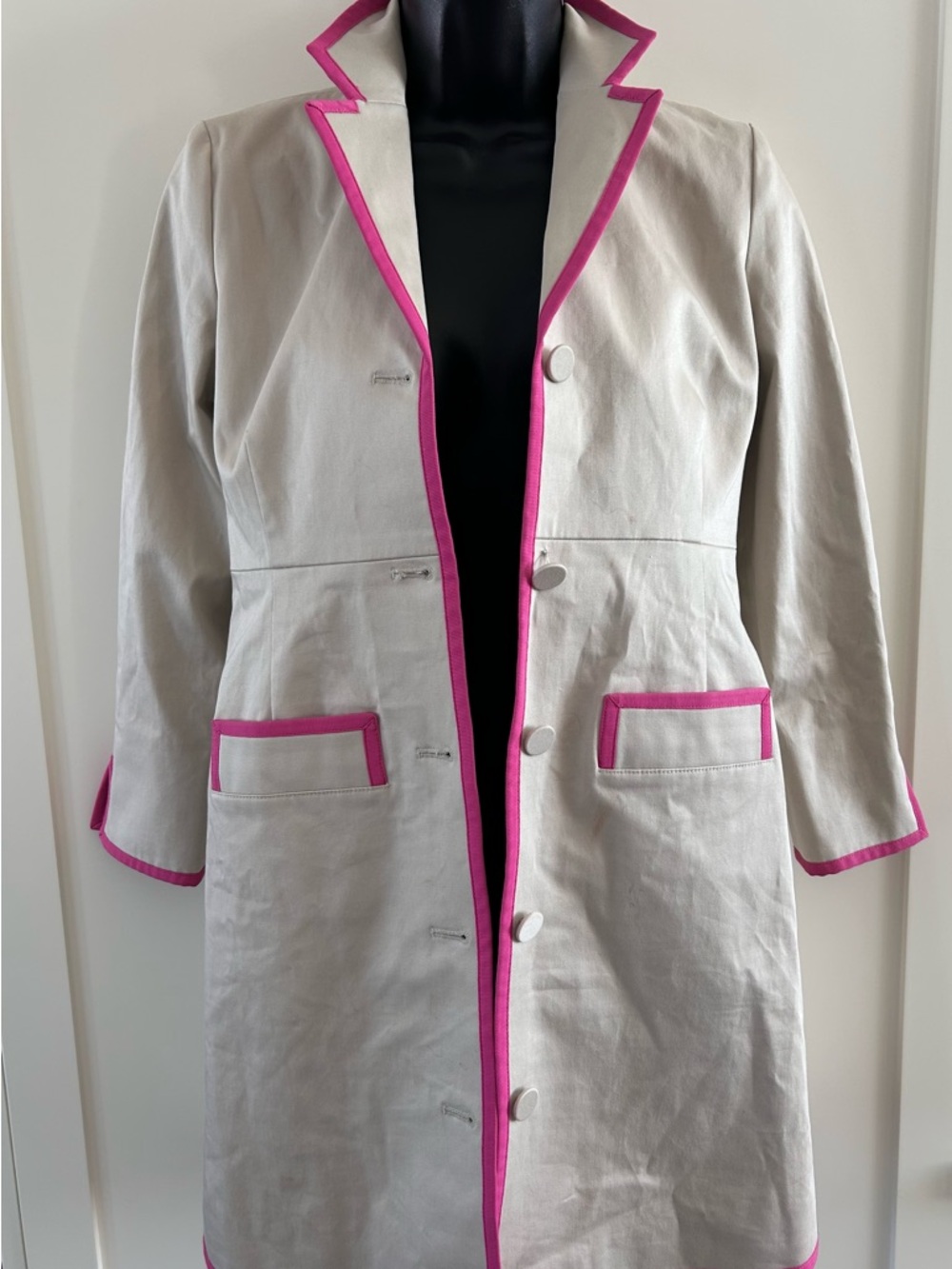 GIRLS, size 12

Brooks Brothers Cream Trench Coat with Pink Trim